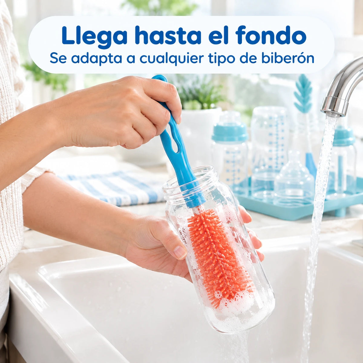 Limpiando un biberón con la Escobilla de Silicona OWAWA